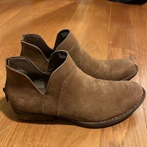 Size 7M Born Shari II Ankle Boots in Suede Rust color